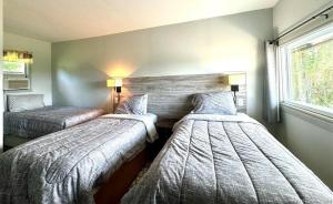 Postel nebo postele na pokoji v ubytování Lakeview Motel Jemseg
