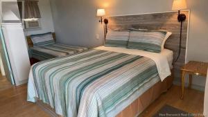 Postel nebo postele na pokoji v ubytování Lakeview Motel Jemseg