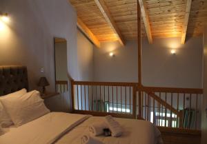 Postel nebo postele na pokoji v ubytování Δρυάδες Suites 2 + 29 fotografií