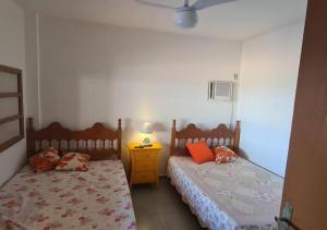 une chambre avec deux lits et une table avec une lampe dans l'établissement Casa de frente pra lagoa, à São Pedro da Aldeia 23 autres photos