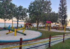 un parc avec une aire de jeux avec un toboggan dans l'établissement Casa de frente pra lagoa, à São Pedro da Aldeia