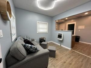 BereaBerea's Blue Bungalow - Near Hopkins Airport, IX Center, NASA, Cle MetroParks & Baldwin Wallace - Coffee Provided!的客厅里有一张沙发和一台电视