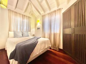 Ένα ή περισσότερα κρεβάτια σε δωμάτιο στο Tropical Villa 4Bedroom 3Baths and Pool Near Beach +22 φωτογραφίες