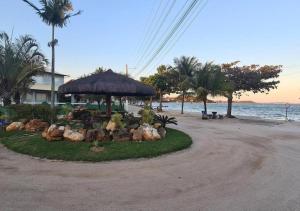 Une petite île au milieu d'une plage dans l'établissement Casa de frente pra lagoa, à São Pedro da Aldeia