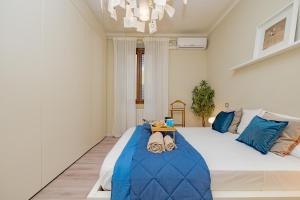 Кровать или кровати в номере Vintage Gem - 8 min Duomo