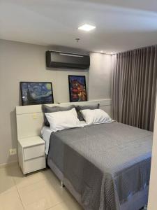 a bedroom with a large bed in a room at Apartamento dentro do shopping águas claras, Lindo in Taguatinga +14 photos