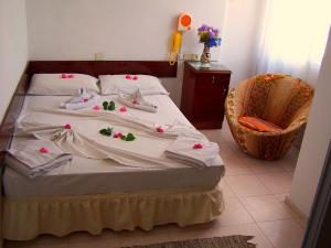 Un pat sau paturi într-o cameră la Villa Fortin Pension