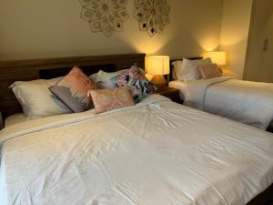 Giường trong phòng chung tại Mimosa