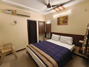 Hotel DKR Residency客房内的一张或多张床位