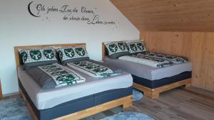 Postel nebo postele na pokoji v ubytování Almferienhaus Russmann + 18 fotografií