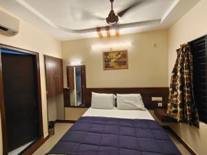 Hotel DKR Residency客房内的一张或多张床位