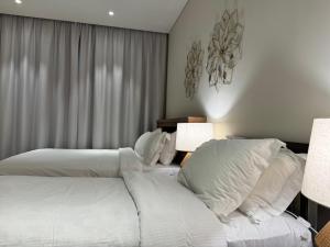 Giường trong phòng chung tại Mimosa