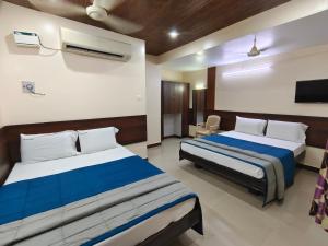 Hotel DKR Residency客房内的一张或多张床位