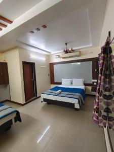 Hotel DKR Residency客房内的一张或多张床位