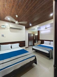 Hotel DKR Residency客房内的一张或多张床位