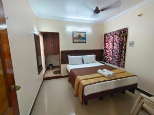 蒂鲁帕蒂Hotel DKR Residency的卧室配有床,