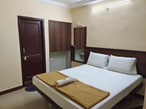 Hotel DKR Residency客房内的一张或多张床位