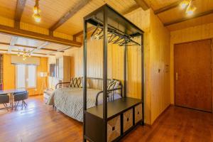 a bedroom with a bed and a desk in a room at Sierra Nevada apartamento de madera muy cálido con buenas vistas y WiFi in Sierra Nevada