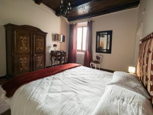 sypialnia z dużym łóżkiem z drewnianym zagłówkiem w obiekcie Menhir Rooms w mieście Campobasso