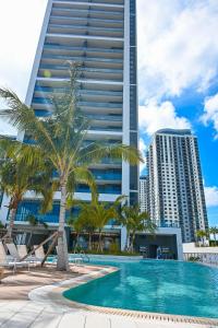 La alberca dentro o cerca de Glamorous Gale Miami Ocean View Balcony Resort & Spa