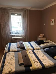 due letti uno accanto all'altro in una camera da letto di Harka Vendégház a Nekézseny