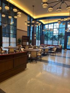 Un restaurante u otro lugar para comer en Glamorous Gale Miami Ocean View Balcony Resort & Spa
