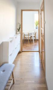 Tartu JaamPrivate apartment with a great view over Toomemägi的一间设有走廊、桌子和镜子的客房