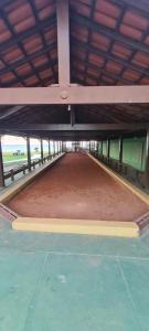 un bâtiment vide avec une grande quantité de terre dans l'établissement Casa de frente pra lagoa, à São Pedro da Aldeia