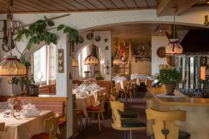 a restaurant with tables and chairs in a room at Hotel Bergerhof in Bartholomäberg