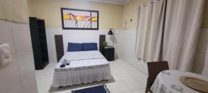 圣路易斯Kitnet 17的卧室里有一张带蓝色枕头的床