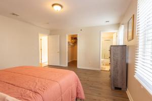 a bedroom with a bed with an orange blanket at 4 Bedroom-Airport Convient in University of Medicine and Dentistry Rooftop Heliport