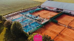 Tenis a/nebo squash v ubytování Ruime en Zonnige 5 sterren Vakantiewoning SVN7tien nebo okolí