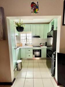 O bucătărie sau chicinetă la Lofty Living in Tsholofelo West- Gaborone - 2 bed