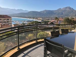 einen Balkon mit Meer- und Bergblick in der Unterkunft Appartement vue mer - 2ch 2sdb - Parking - Vue splendide mer et montagne in Calvi