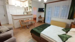 sypialnia z łóżkiem i salonem w obiekcie Londira Apartman Hévíz w Hévízie