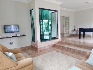 Una televisión o centro de entretenimiento en chácara Gato de Botas