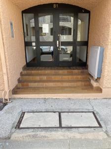 una porta di un edificio con un frigorifero di fronte di Sea sand and sun Studio La Madrague a Saint-Cyr-sur-Mer 1 altra foto