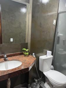 Um banheiro em Maria Leuça Teixeira Duarte - AYAMBRA RESIDENCIAL HOTEL Avenida Vinte e Cinco de Dezembro, 525 Praia do Meio Natal RN