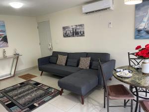 a living room with a couch and a table at Casa de Playa Vacamonte,Parque Acuático in Vacamonte