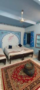 Postel nebo postele na pokoji v ubytování Hotel Bharatpur Palace