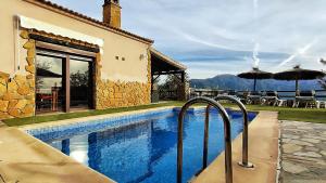 ein Swimmingpool vor einem Haus in der Unterkunft Villa 15 by Villamya in El Gastor