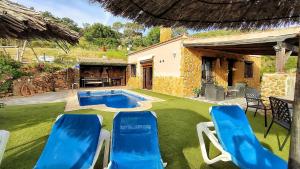 eine Terrasse mit blauen Stühlen und einem Pool in der Unterkunft Villa 15 by Villamya in El Gastor