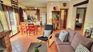 ein Wohnzimmer mit Sofa und Tisch in der Unterkunft Villa 15 by Villamya in El Gastor