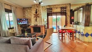 ein Wohnzimmer mit Sofa und Tisch in der Unterkunft Villa 15 by Villamya in El Gastor