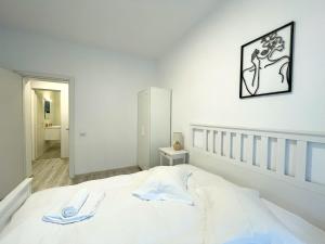 Ένα ή περισσότερα κρεβάτια σε δωμάτιο στο Riverside Lindas Apartment close to Kalinderu