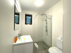 Ένα μπάνιο στο Riverside Lindas Apartment close to Kalinderu +24 φωτογραφίες