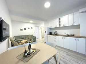 Η κουζίνα ή μικρή κουζίνα στο Riverside Lindas Apartment close to Kalinderu