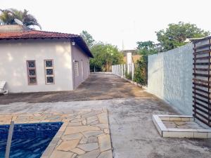 La alberca dentro o cerca de chácara Gato de Botas