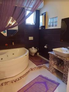 Un baño con bañera, inodoro y lavabo. en The heart of Bascarsija, en Sarajevo 20 fotos más