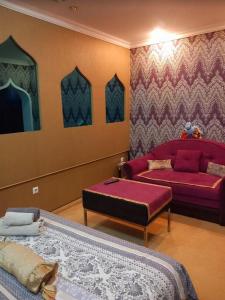 sala de estar con sofá, cama y sofá en The heart of Bascarsija, en Sarajevo